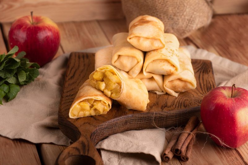 Млинці з яблуком та корицею