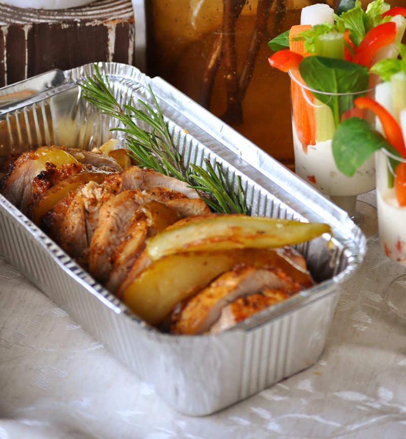 Свинина, запечена з грушами, яблуками та пастернаком