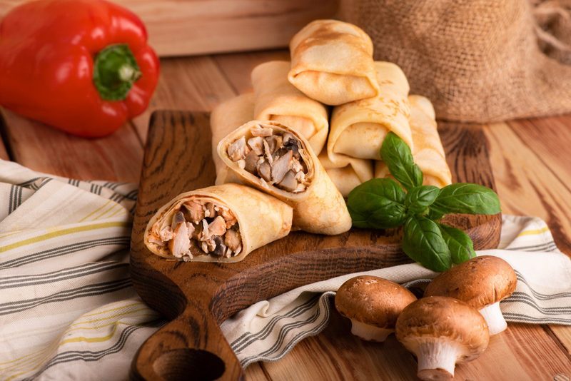Млинці з куркою, грибами та сиром